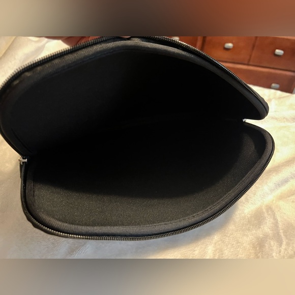 Icolor 8x10 inch black & white print neoprene tablet/laptop case - Picture 7 of 7